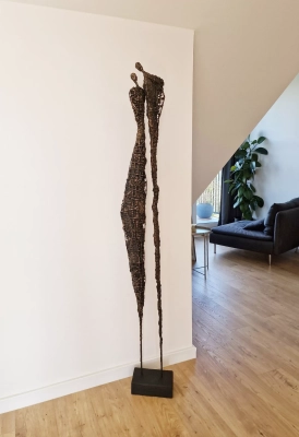duza-rzezba-figura-z-metalu-gliny-nowoczesna-rzezba-do-salonu