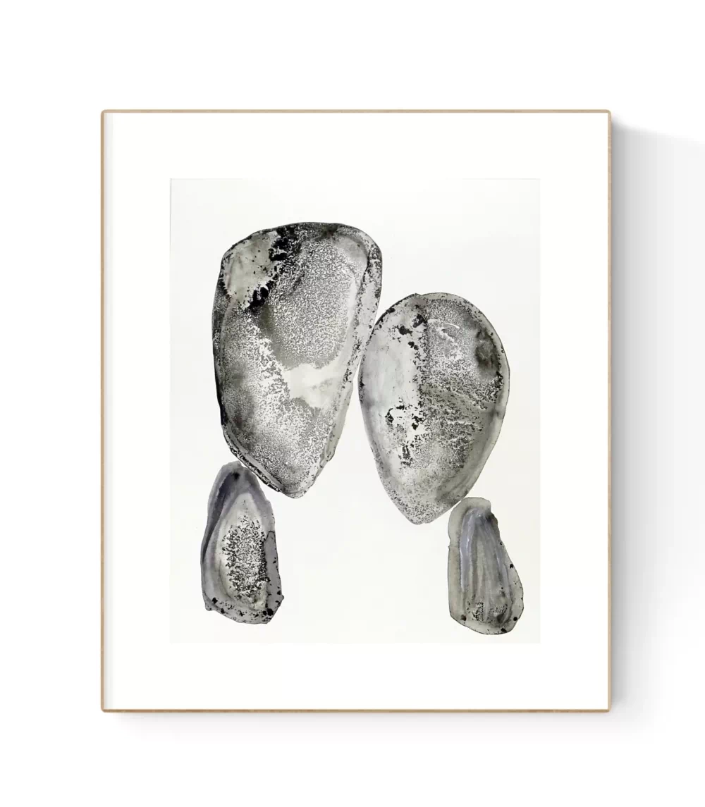 elegancka-grafika-do-salonu-czarno-biala-glowy-kamienie-40x50