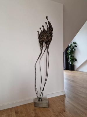 rzezba-do-domu-nowoczesna-duza-rzezba-surrealizm-Widzacy