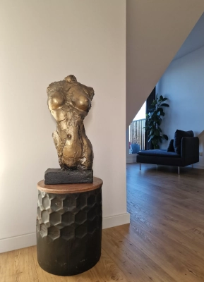 rzezba-kobiety-tors-kobiecy-duze-rzezby-do-domu-nowoczesna