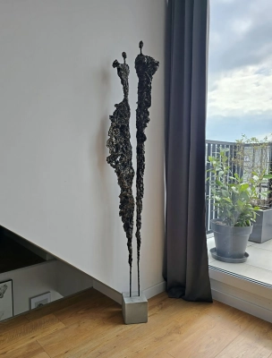 mloda-sztuka-elegancka-rzezba-artystyczna-z-stali-i-gliny-postac-nowoczesna