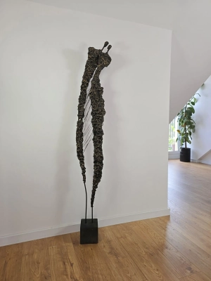 surrealistyczna-rzezba-z-metalu-nowoczesne-dzielo-sztuki