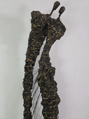 surrealistyczna-rzezba-z-metalu-nowoczesne-dzielo-sztuki