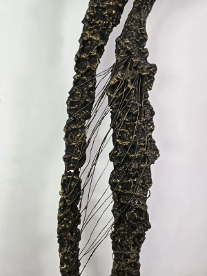 surrealistyczna-rzezba-z-metalu-nowoczesne-dzielo-sztuki