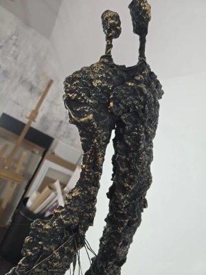 surrealistyczna-rzezba-z-metalu-nowoczesne-dzielo-sztuki