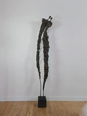surrealistyczna-rzezba-z-metalu-nowoczesne-dzielo-sztuki