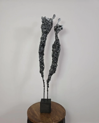 mloda-sztuka-surrealistyczna-rzezba-z-metalu