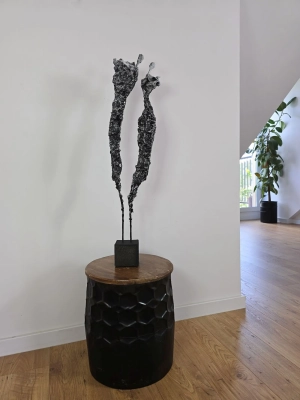 mloda-sztuka-surrealistyczna-rzezba-z-metalu