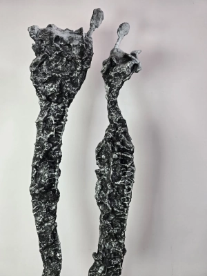mloda-sztuka-surrealistyczna-rzezba-z-metalu