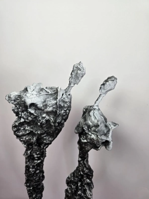 mloda-sztuka-surrealistyczna-rzezba-z-metalu
