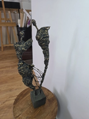 nowoczesna-rzezba-z-metalu-abstrakcyjna-forma-sztuki