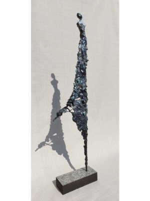 Duża rzeźba nowoczesna, kobieta